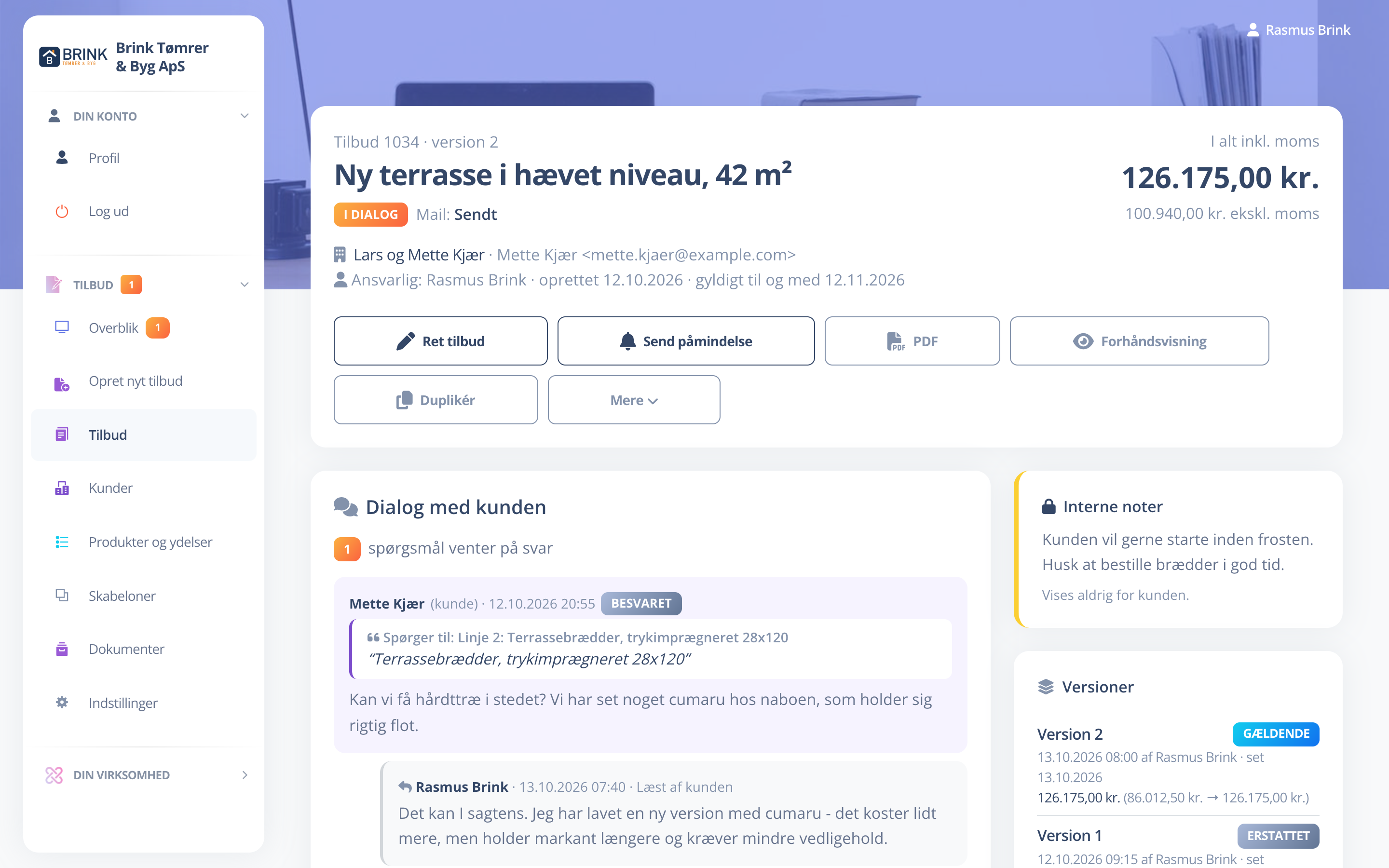 Et tilbud med dialogen med kunden, interne noter, versioner og adgang i kundeportalen